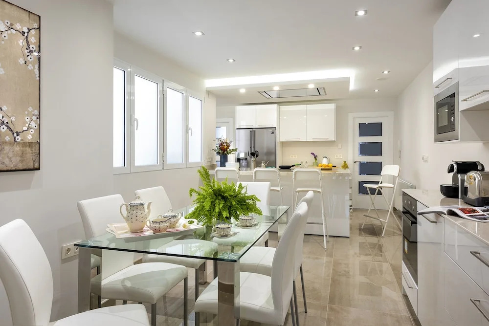 Spacious Apartment in Prime Location. Recogidas