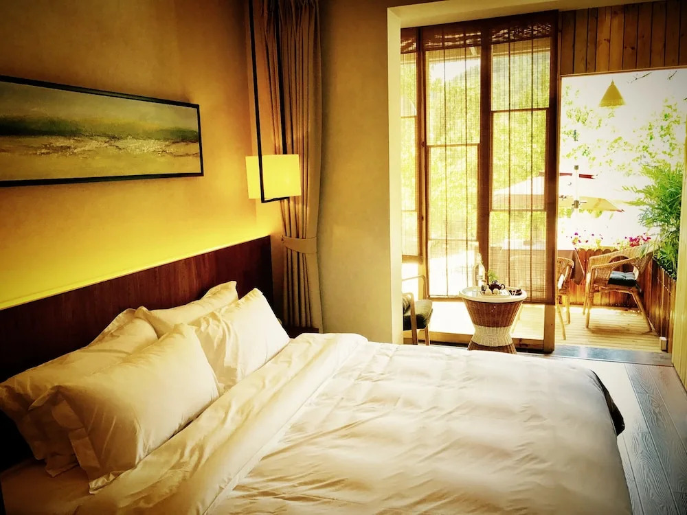 Hangzhou PuYu Travelling with Hotel