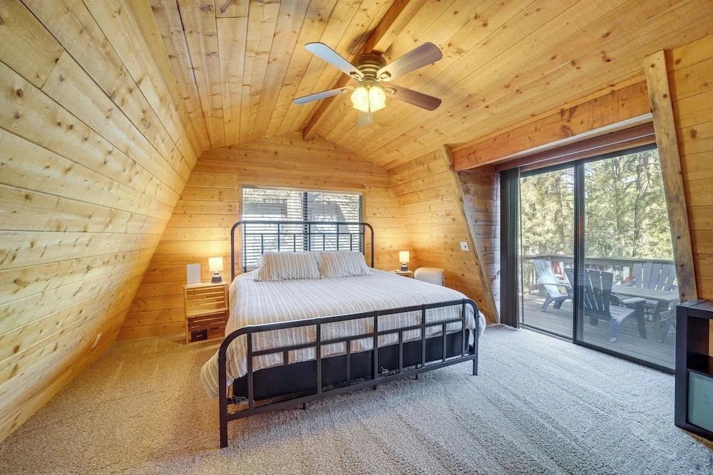 Spacious Yard & Deck! Great Space in Munds Park