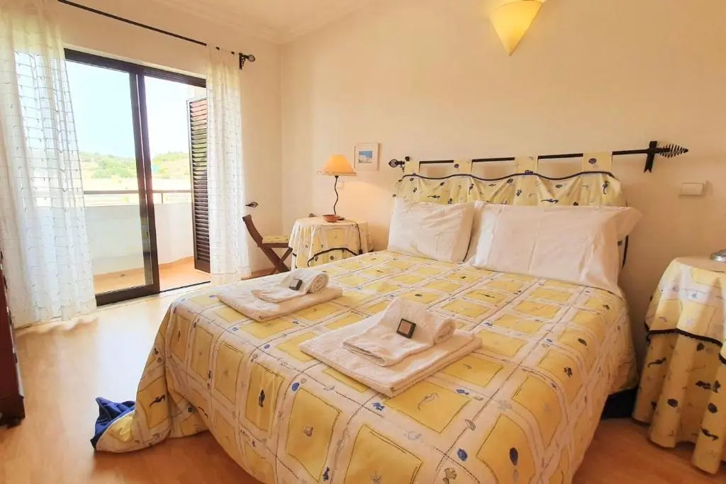 LovelyStay - Alto dos Caliços 2BR House with Garden