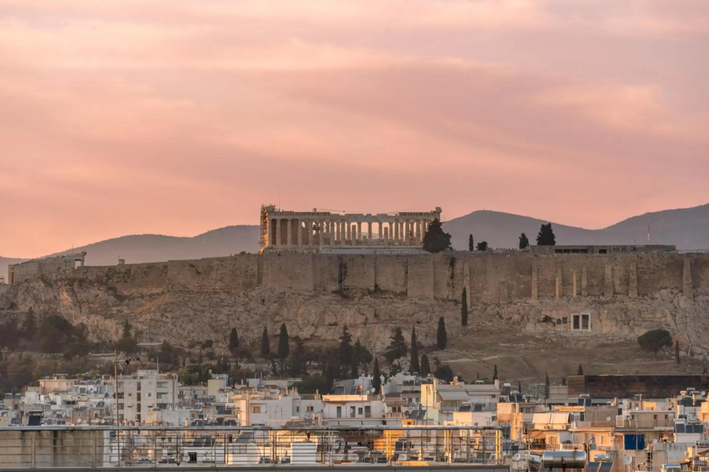 Sunny penthouse w/ Acropolis view next to metro