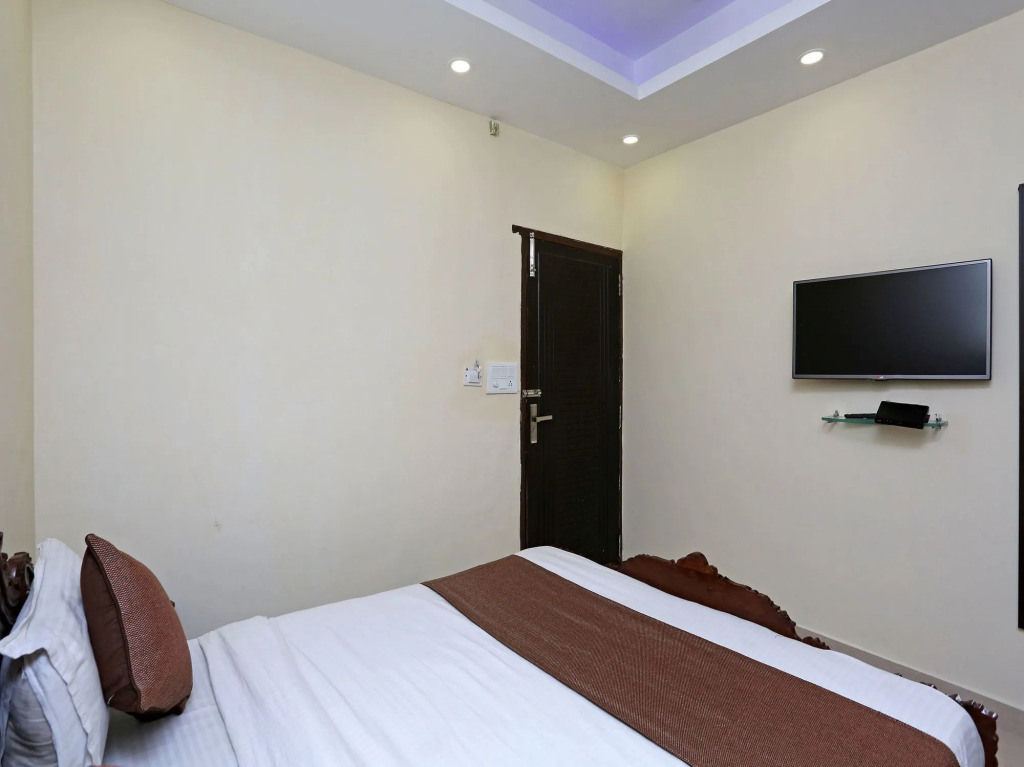 OYO 13243 Hotel City Castle