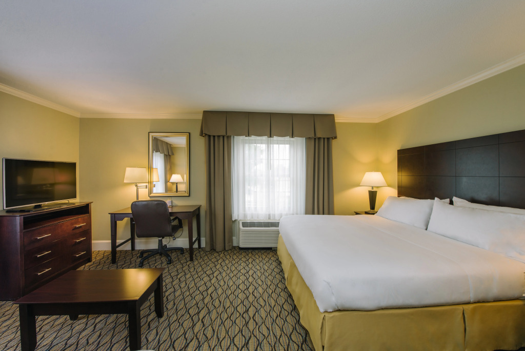 Holiday Inn Express and Suites Merrimack - Nashua by IHG