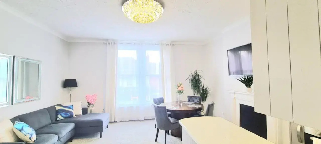 Spacious 3 bedroom flat near the sea