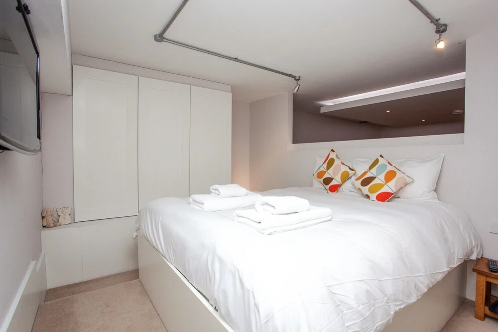 Contemporary 3 Bedroom Apartment In Battersea