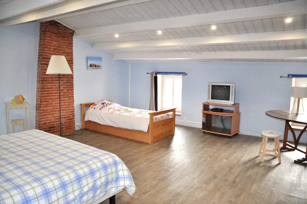 House with 4 Bedrooms in la Tremblade, with Pool Access, Enclosed Gard