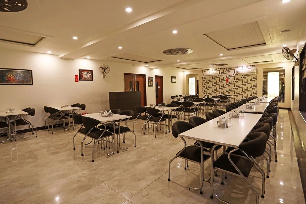 OYO 10343 Hotel Heera Foods