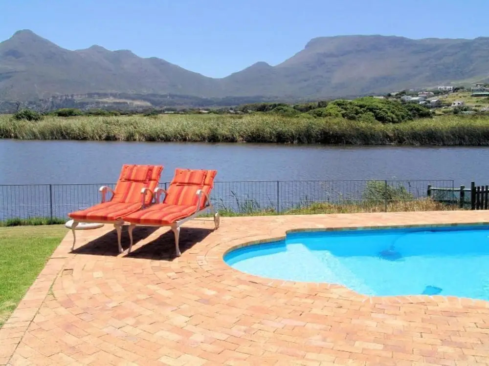 Stunning 3-bed Lakeside Villa With Private Pool
