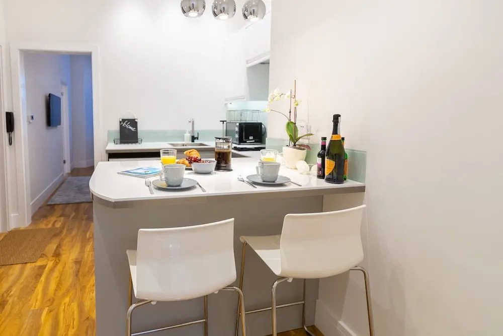 Central Plymouth Apartment By University