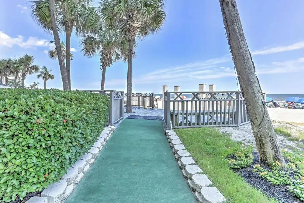 Chic Myrtle Beach Seaside Escape w/ Pool Access!