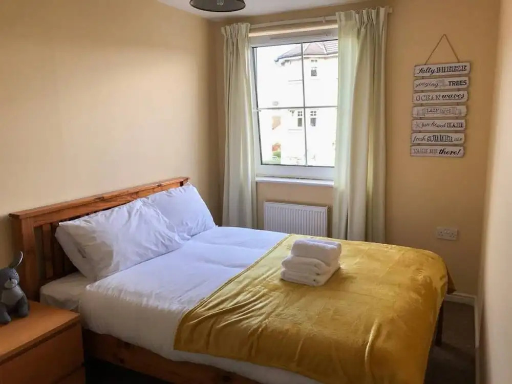 Bright 2 Bedroom Apartment With Parking in Edinburgh