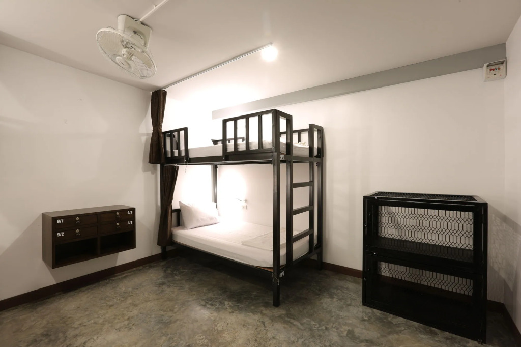 Balcony Party Hostel - 18-40
