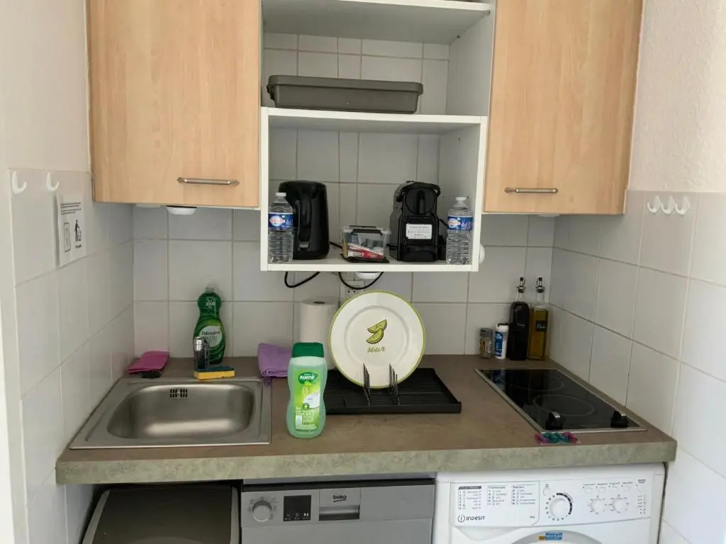 Cannes Marina Résidence Le Surcouf - Studio de 28m2 au 10ème étage avec piscine, terrasse, parking, vue montagne et port : Mandelieu-La Napoule