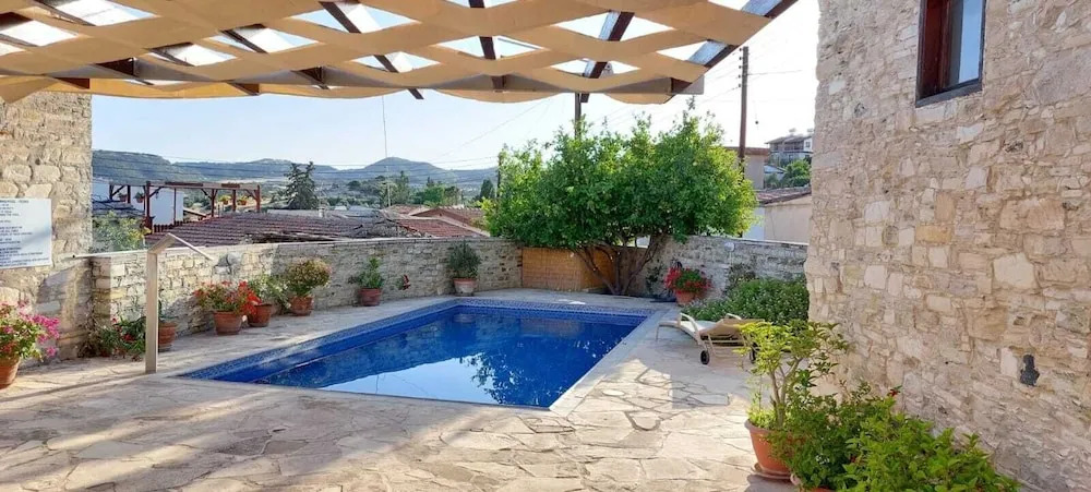 Skarinou's Landhouse Poolside Apartment