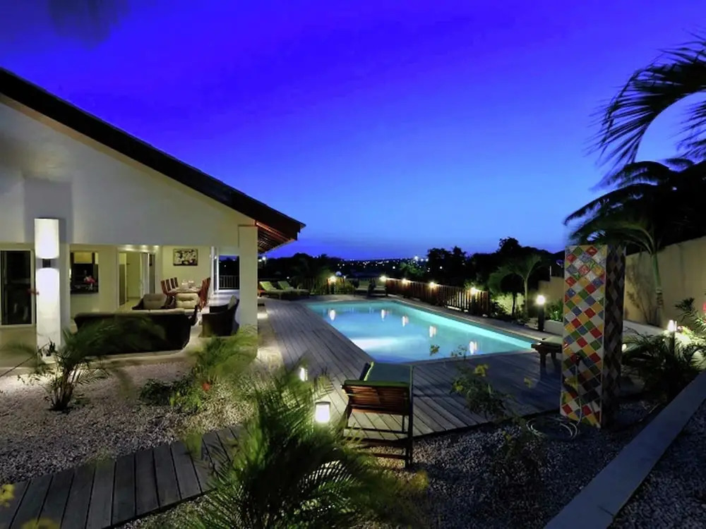Modern Villa with Swimming Pool in Willemstad