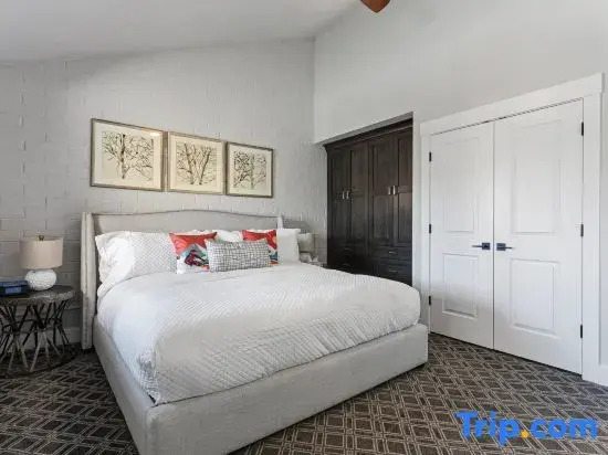 Stylish and Modern Park Ave Condo, Patio, BBQ Grill, Swimming Pool, 5 Minutes to Main Street