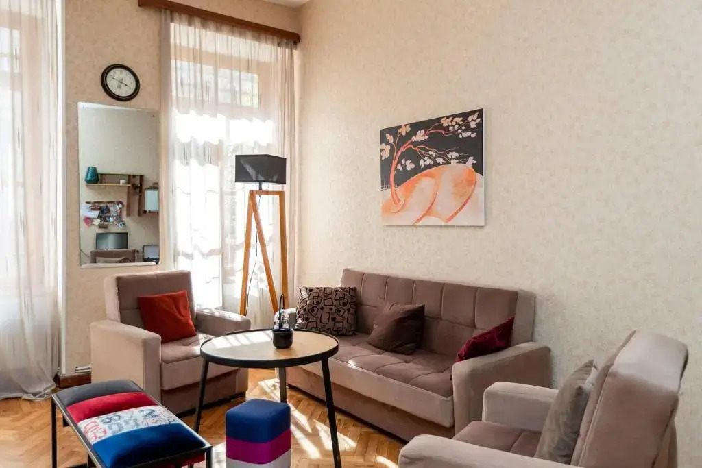 Wehost Cozy and colorful apartment with balcony