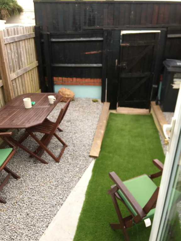 SINGER HOUSE , PAIGNTON BEACH SEAFRONT ,TORBAY , GUARANTEED FREE PARKING , WIFI ,We have various GROUND FLOOR Holiday Apartments with Private Gardens , Family rooms & Double rooms ,Opposite Paignton Pier