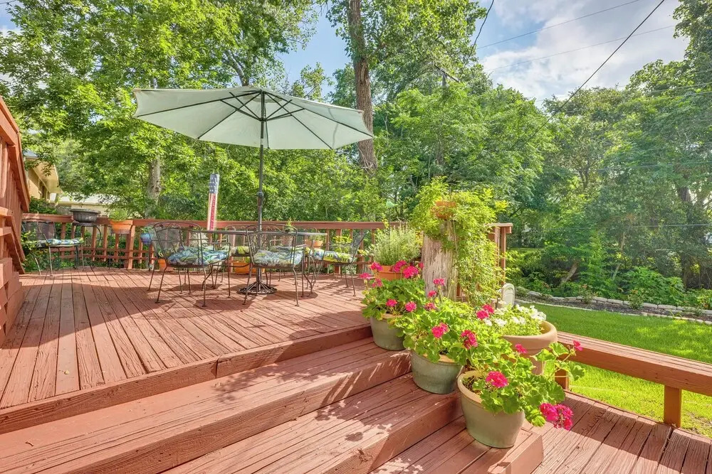 Lovely Bryan Home w/ Deck - 4 Mi to Kyle Field!