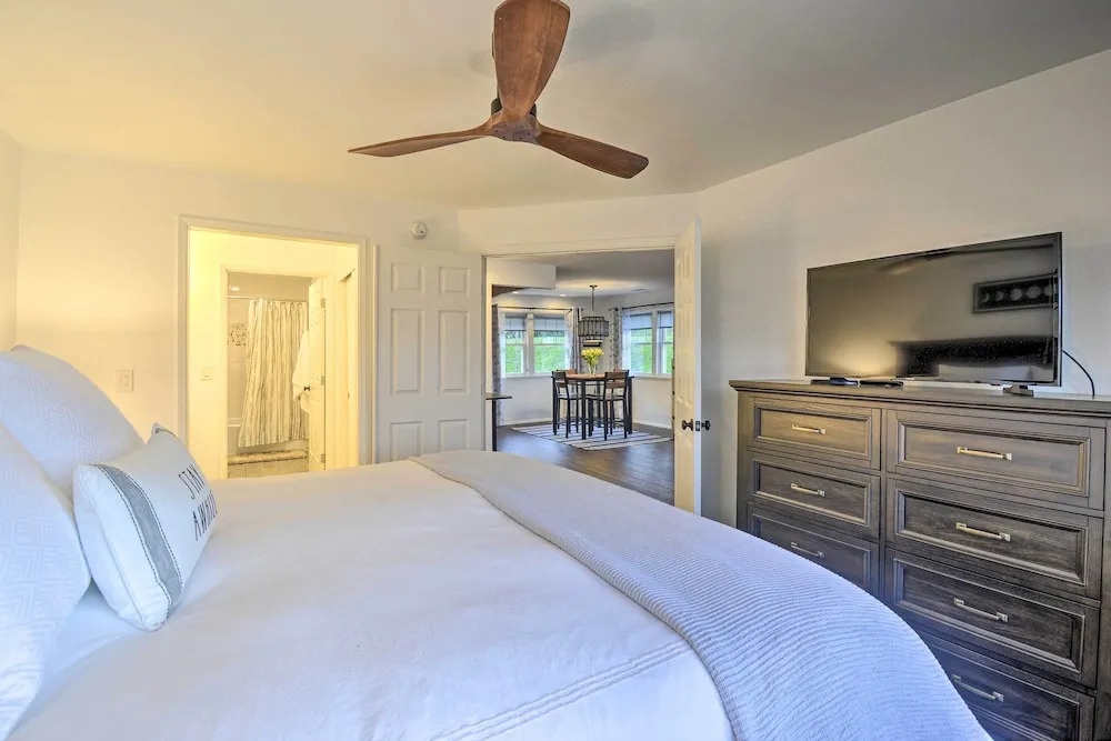 Updated Port Orchard Home, Walk to Waterfront