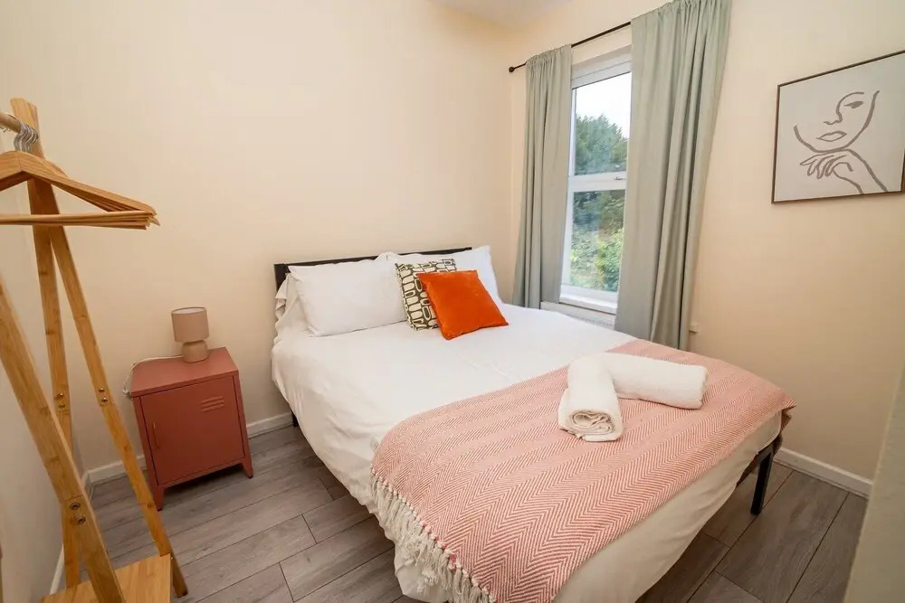 Family & Group Stay 5-bed Home, Parking