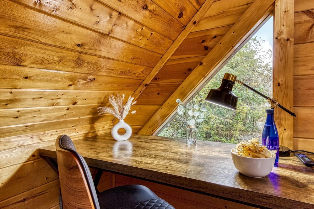 Gatlinburg Getaway - Private Theater Hot Tub