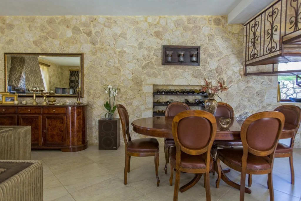 Piedra Villa