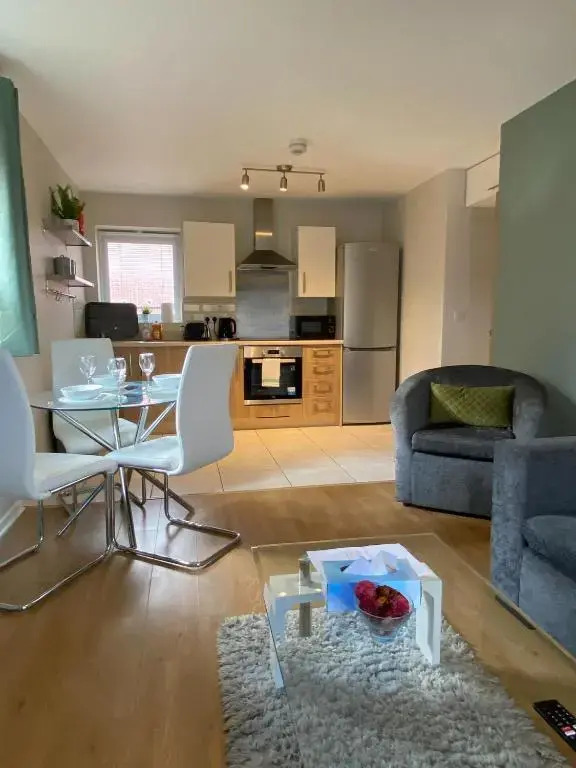Modern Two Bedroom Apartment with Free Parking, Wifi and Netflix by HP Accommodation