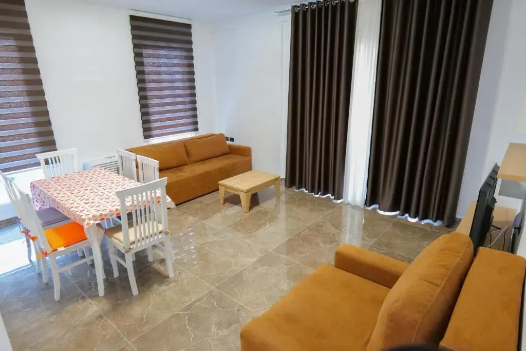 The Peak Hotel & Lounge