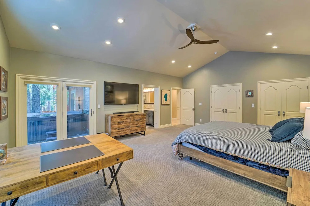 4 Mi to Dtwn Truckee: Tahoe Donner Home w/ Hot Tub