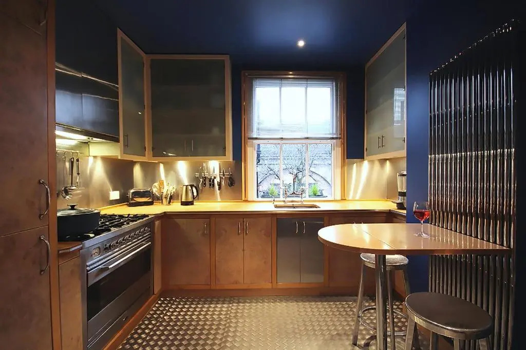 8 Ravenscourt Gardens