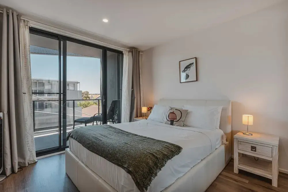 Lonsdale St 1-bed Unit With Study Area and Parking