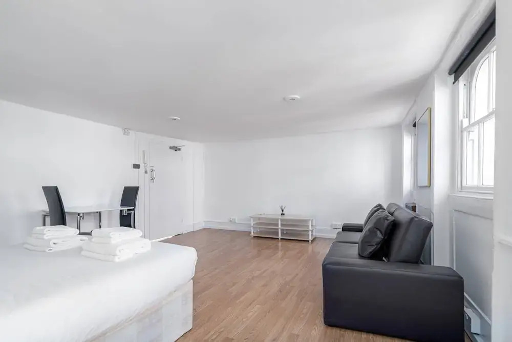 Central Top Floor Studio Flat by Oxford Street