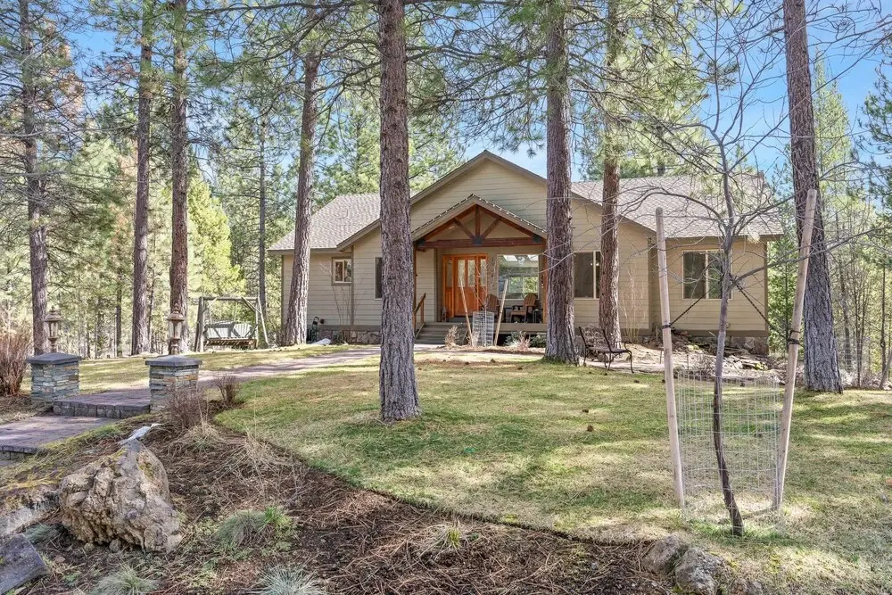 Super Coop 5 Bedroom Home by RedAwning, Bend