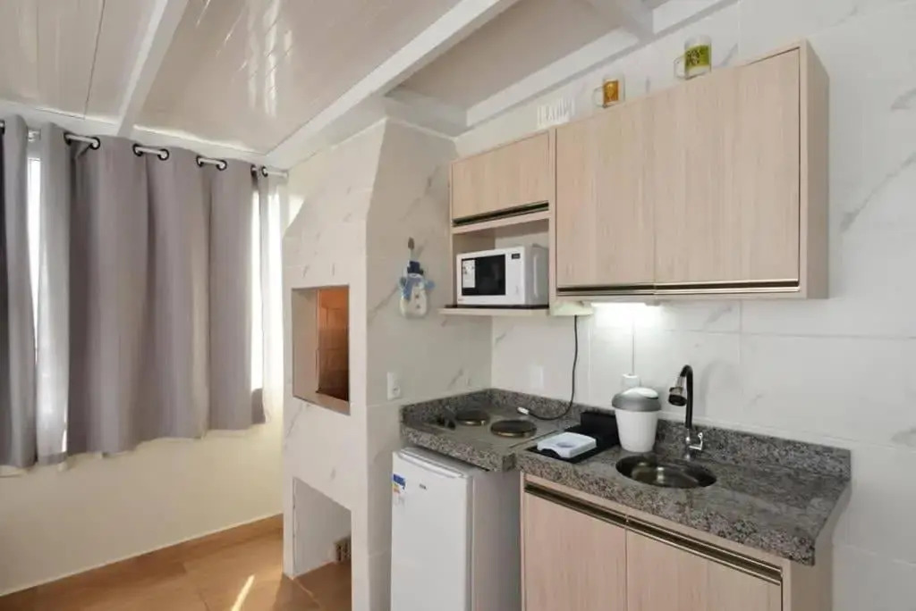 1074 Apartamento de cobertura com linda vista para o mar com 02 dormitórios 01 vaga de garagem na praia do centro de Bombinhas