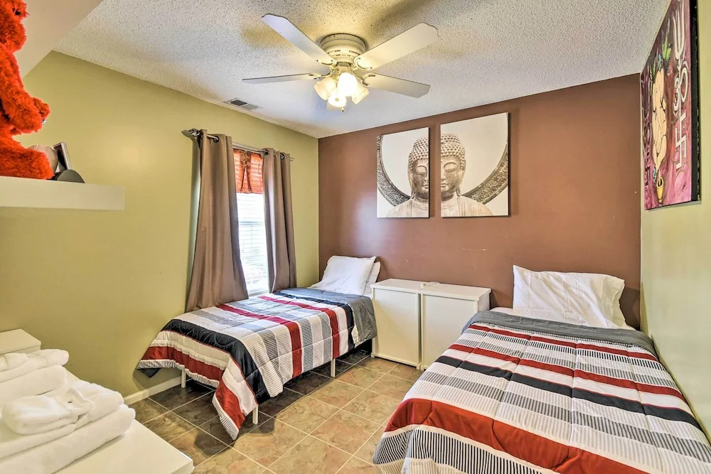 Hampton Home w/ Fireplace + Close to Beaches!