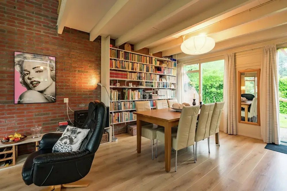 Cozy Holiday Home with Hot Tub in Lauwersoog by Lake