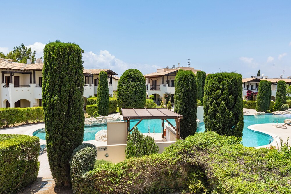 Db11 Adjacent to Aphrodite Hills Communal Pool Retreat