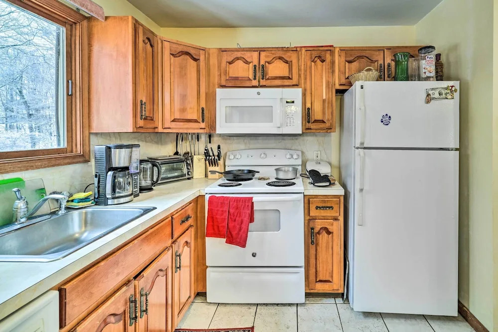 Hot Tub + Deck: Pet-Friendly Poconos Getaway