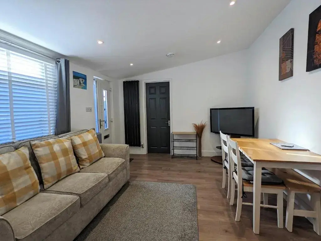 Old Garage Lodge - Spacious Bungalow close to Deal Beach !