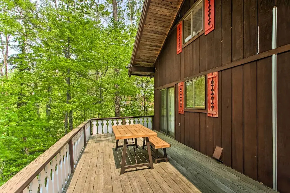Swiss-style Chalet w/ Fireplace - Near Story Land!