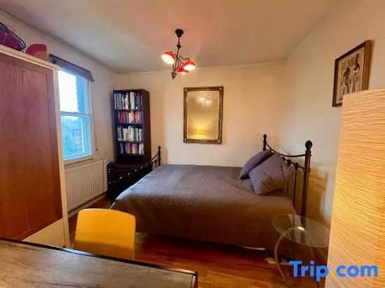 Women Only- Guest Room#5 with Private En-Suite Bathtub & Evening Parking