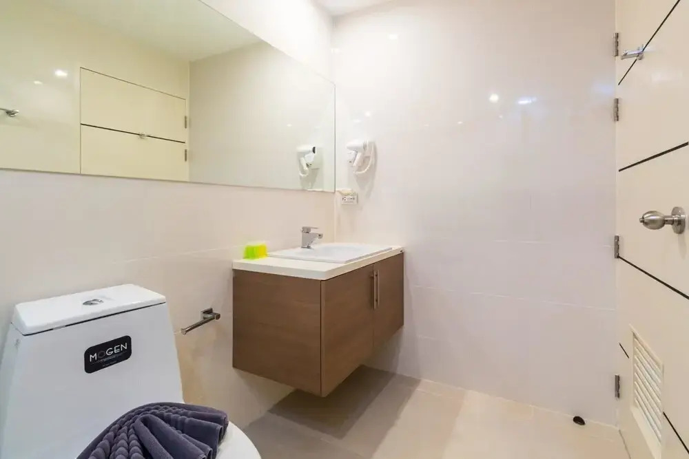 U606 - Convenient Patong Apartment for 3 People With Pool and gym