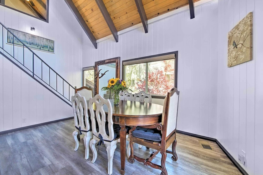Bikes + Game Room: Lovely Lake Arrowhead Home!