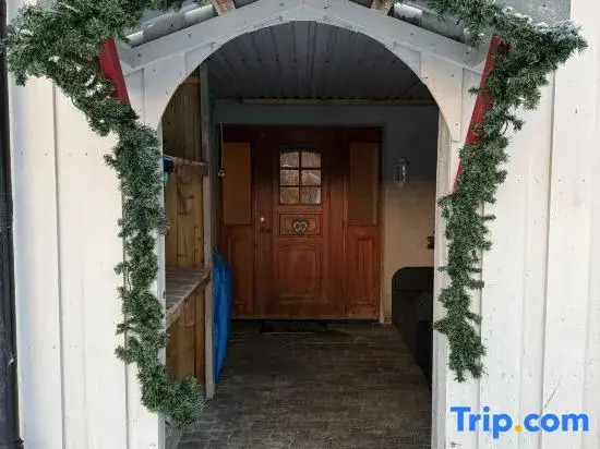Lofoten Aurora House | Cozy & Private Stay with Fireplace