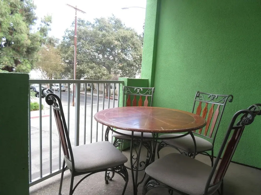 Fully Furnished Apartments near Hollywood