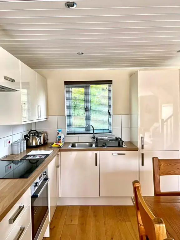 Pet-Friendly Waterside Lodge - Cotswold Water Park