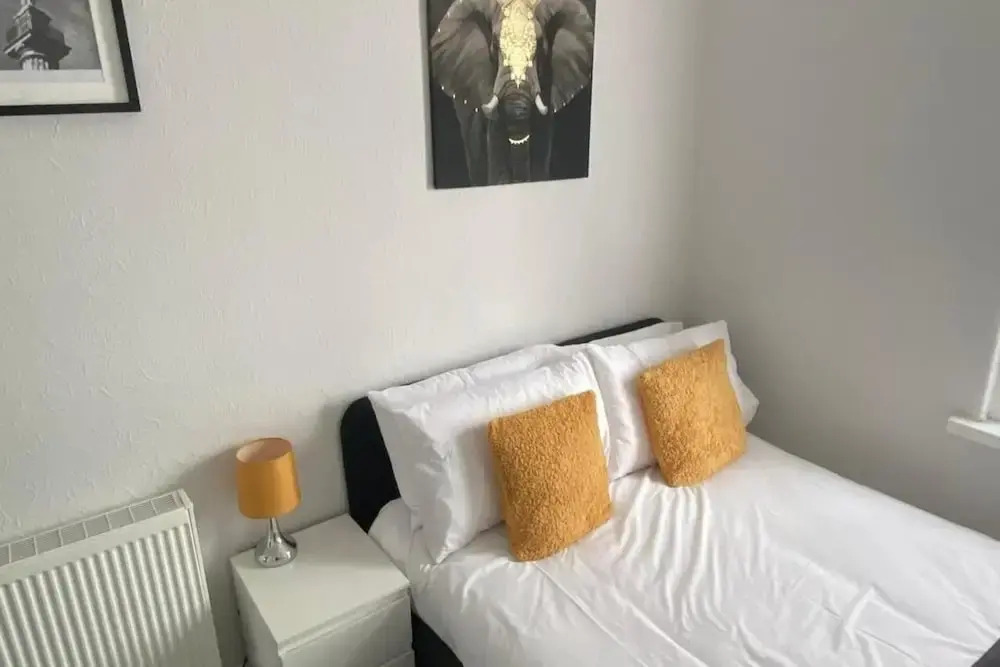 House - Sleeps 6 - Pet Friendly - Parking