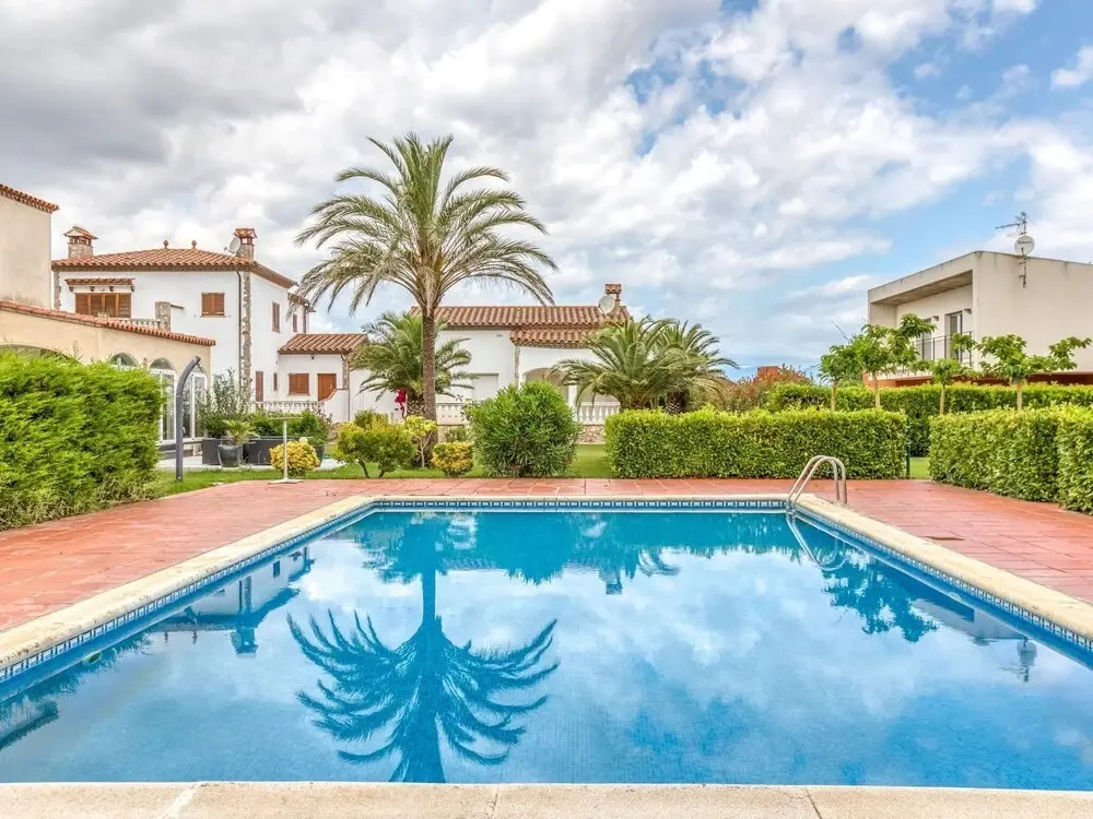 Cosy Townhouse in Vilamacolum With Shared Garden and Swimming Pool