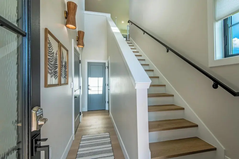 3 BR Duplex w/ Full Kitchen, W & D